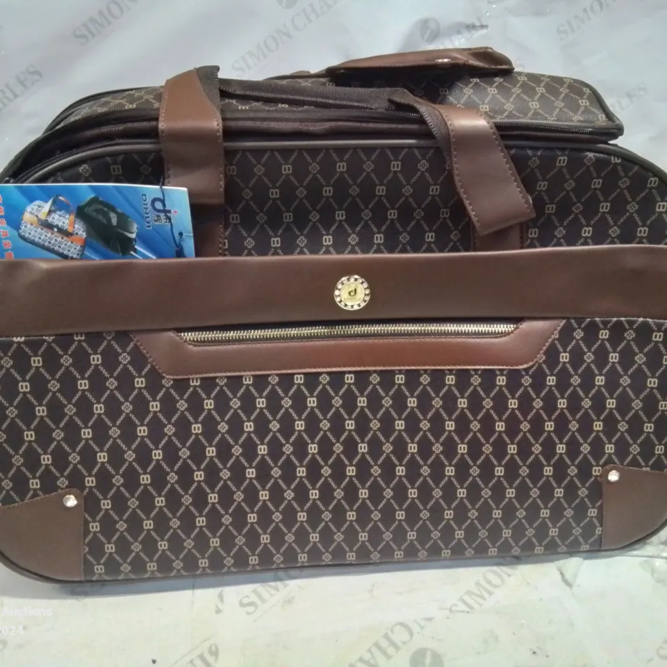 SELECTION OF 4 STYLISH TRAVEL BAGS ON WHEELS (STYLES AND COLOURS VARY)