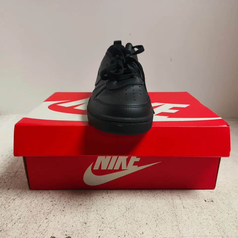 BOXED PAIR OF NIKE COURT BOROUGH LOW 2 TRAINERS IN BLACK SIZE UK 6