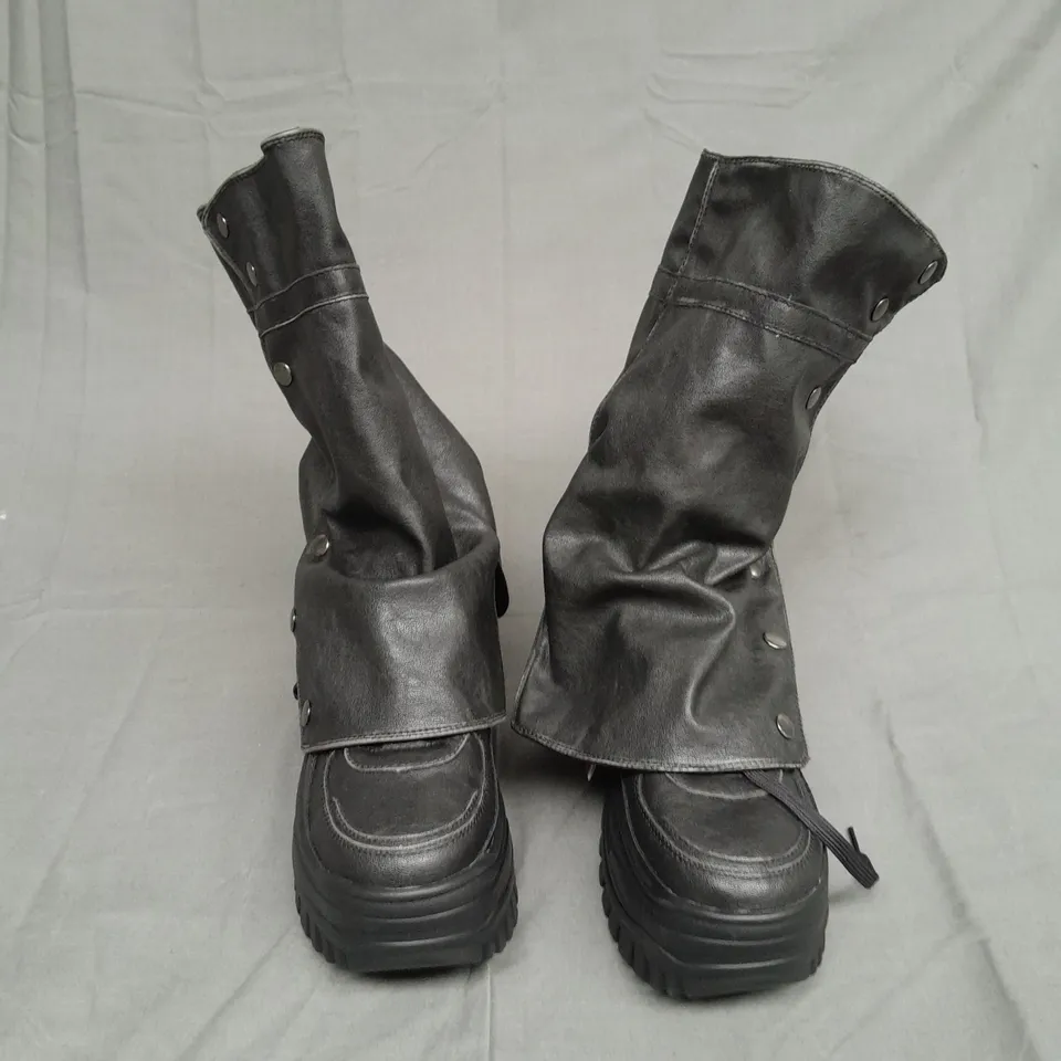 UNBOXED PAIR OF BERSHKA BOOTS WITH DETACHABLE SLEEVES - BLACK SIZE UK 6 