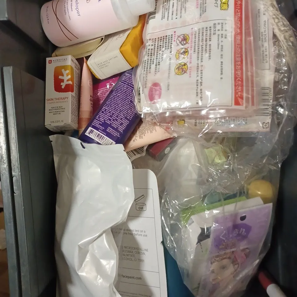 APPROXIMATELY 30 ASSORTED HEALTH & BEAUTY PRODUCTS TO INCLUDE VE GAN ESSENCE TONER, 3D EYELASHES, HOLLOW COMB HAIRBRUSH ETC 