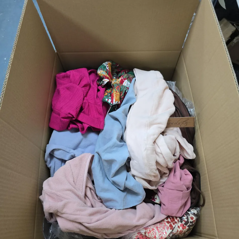 BOX OF APPROXIMATELY 25 ASSORTED CLOTHING ITEMS INCLUDING ASSOTS PURSE , WOOLEN GLOVES AND ANIMAL PRINT TOP 