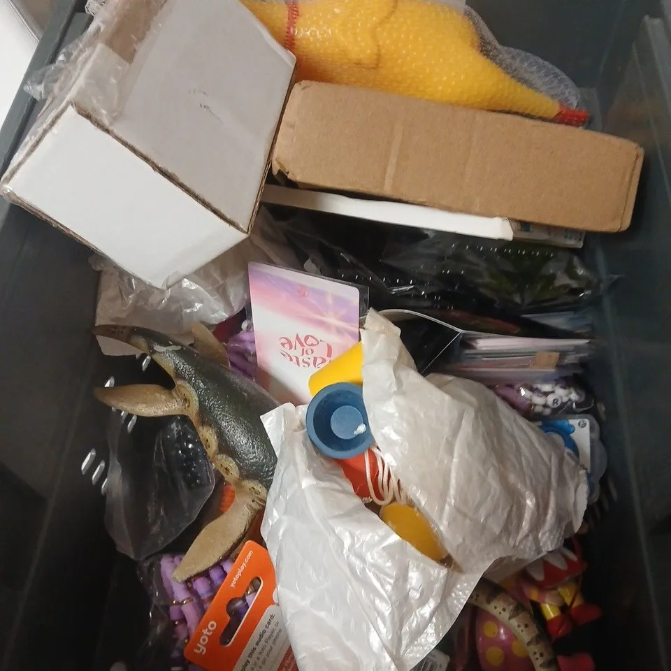 APPROXIMATELY 10 ASSORTED TOYS AND GAMES TO INCLUDE SCREAMING CHICKEN, SPLURT GAME, SQUEEZE TOY ETC