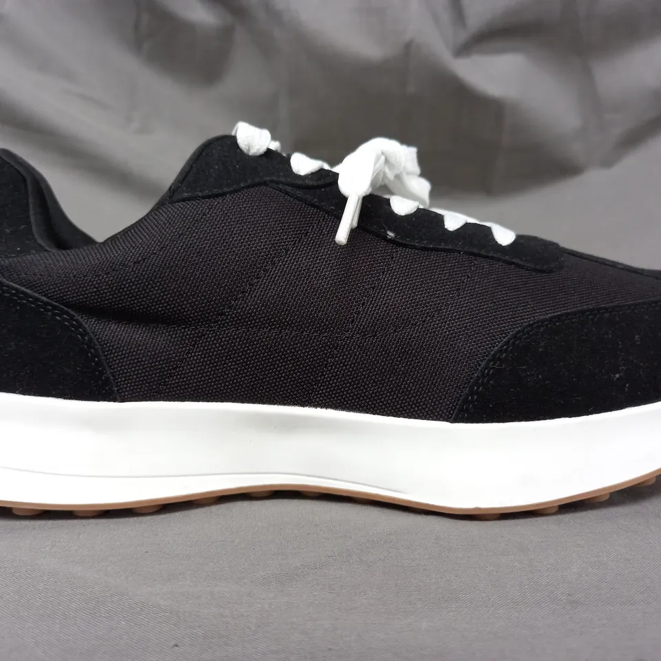 BOXED PAIR OF NEW LOOK COMFORT SHOES IN BLACK SIZE 7