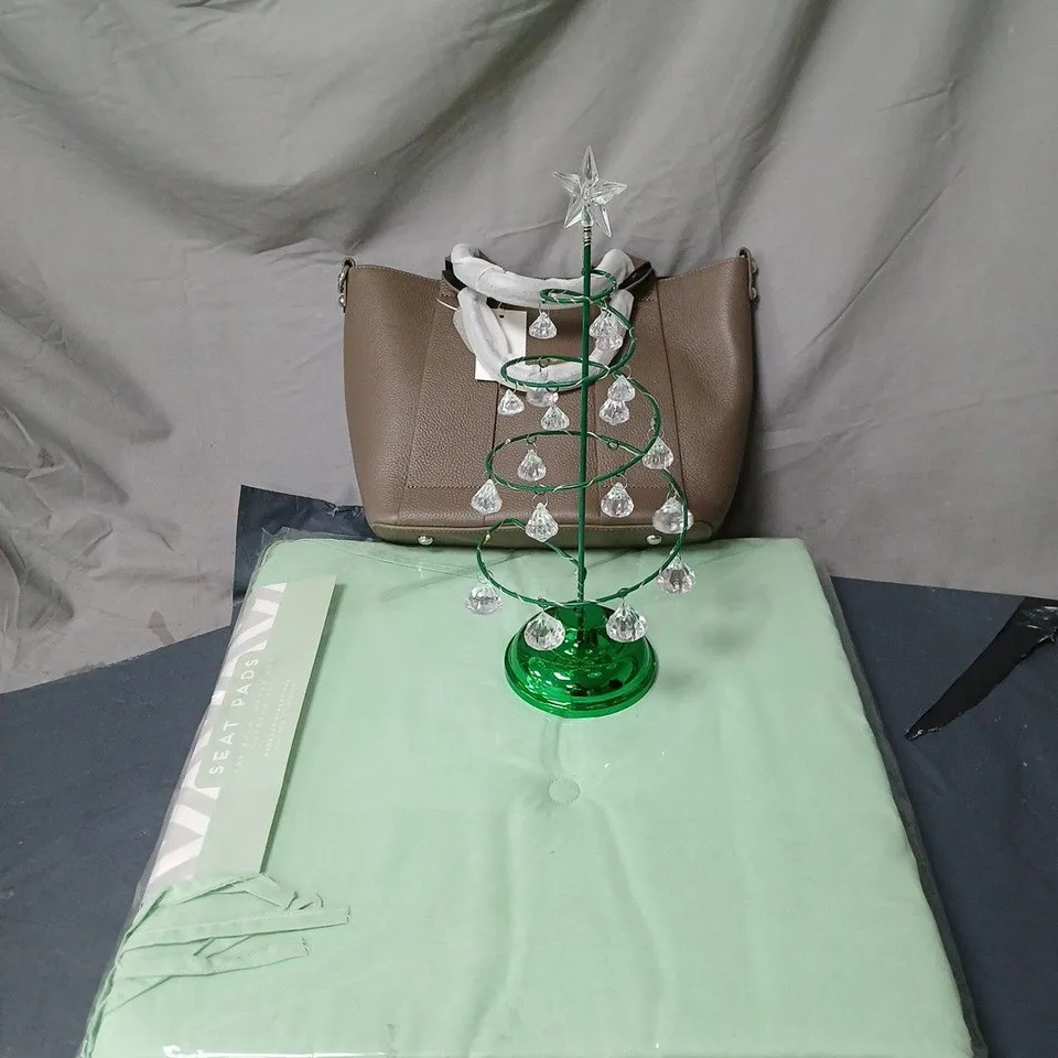 BOX OF APPROXIMATELY 9 ASSORTED ITEMS TO INCLUDE SEAT PADS, HANDBAG, CHRISTMAS ORNAMENT ETC