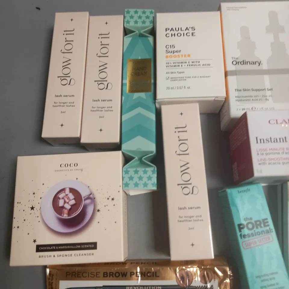 LOT OF APPROXIMATELY 25 ASSORTED HEALTH AND BEAUTY ITEMS TO INCLUDE ARTISAN LUXE VELVET EYE PENCILS, COCO SPONGE AND BRUSH CLEANSER, CLARINS INSTANT SMOOTH AND HEATH EYE SERUM