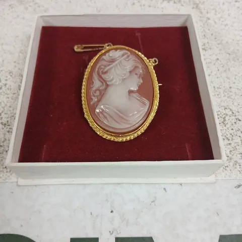 GOLD-TONE OVAL CAMEO BROOCH WITH PINK RELIEF PORTRAIT – ROPE-EDGE FRAME