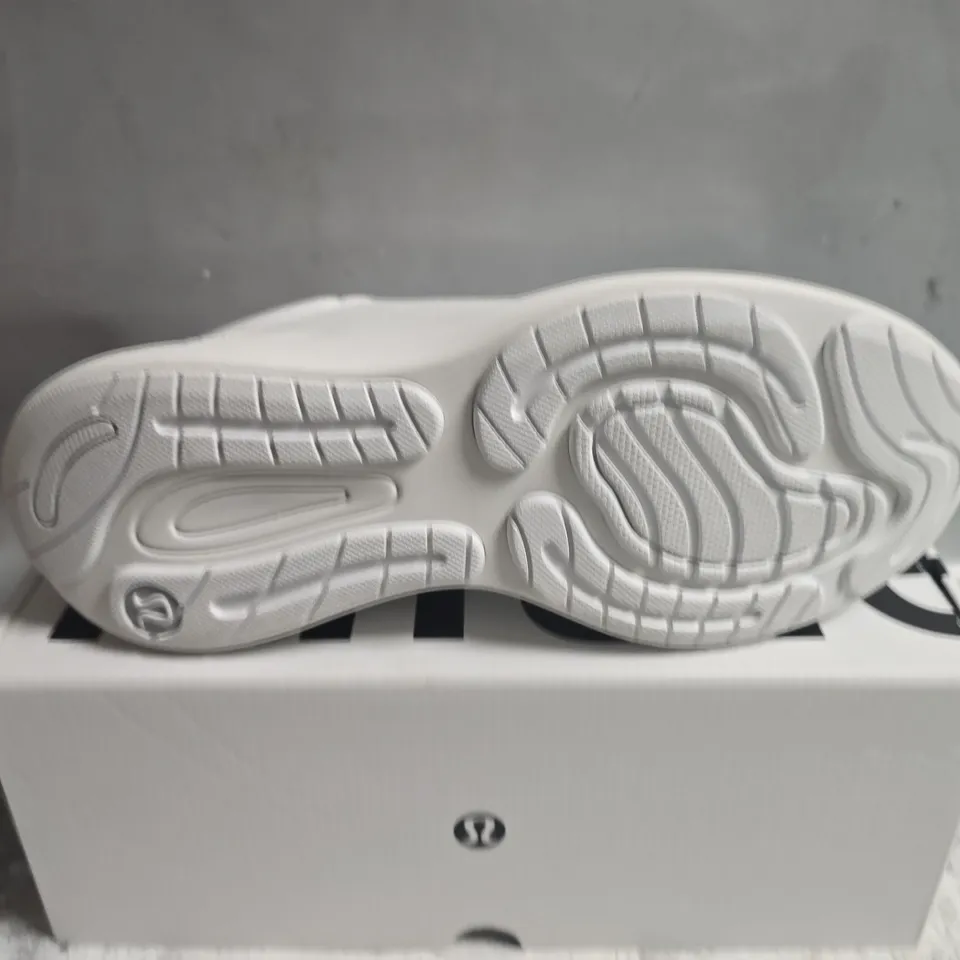 BOXED PAIR OF LULULEMON WOMENS CHARGEFEEL WORKOUT LOW 2 TRAINERS IN WHITE - UK 6.5