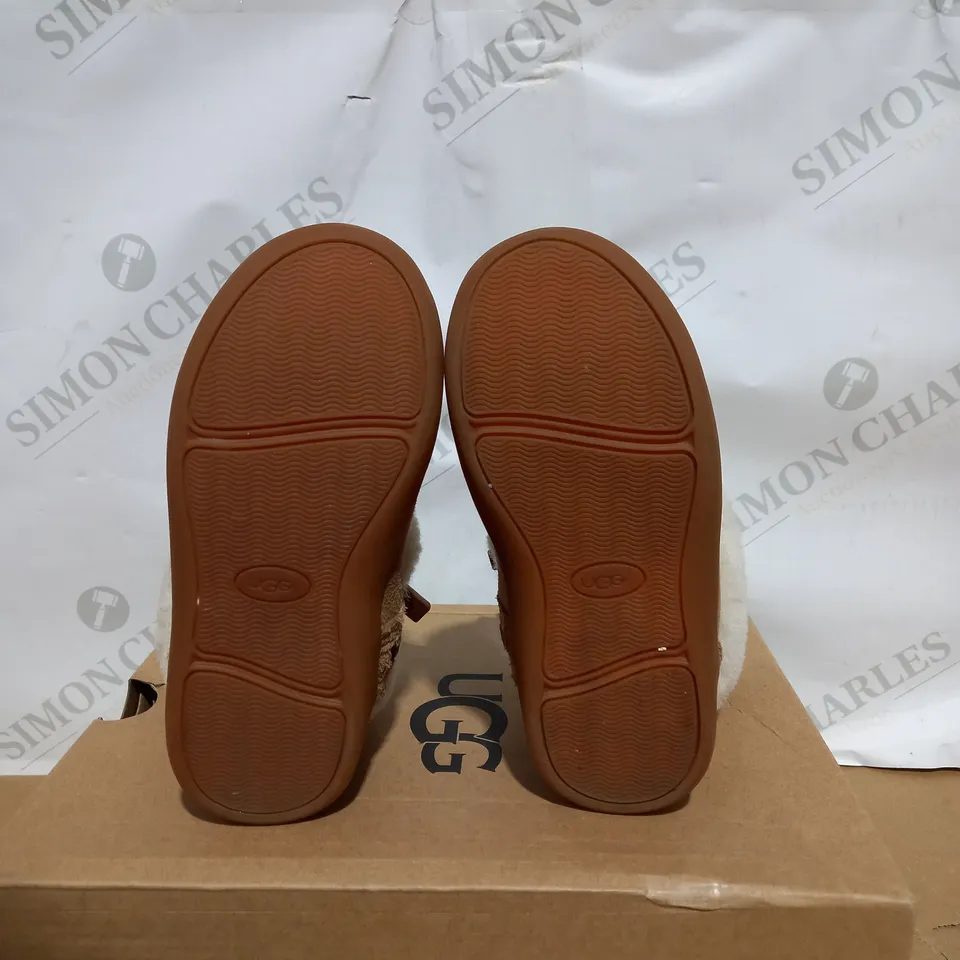 BOXED PAIR OF MINI QUILTED FLUFF UGG BOOTS SIZE 8