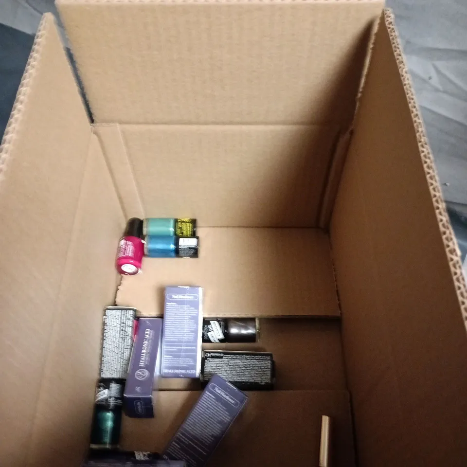 APPROXIMATELY 20 BOTTLES OF NAIL VARNISH TO INCLUDE AVON, NAIL HARDENER AND MANICURIST