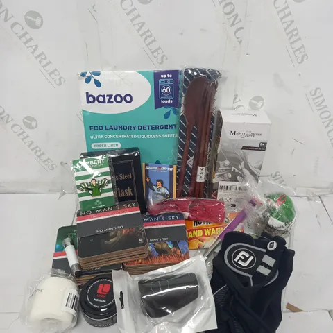 APPROXIMATELY 10 ASSORTED HOUSEHOLD GOODS TO INCLUDE FOOTJOY GOLF GLOVES, NO MAN'S SKY COASTER SET, RACE CRATE ENAMEL PIN ETC.