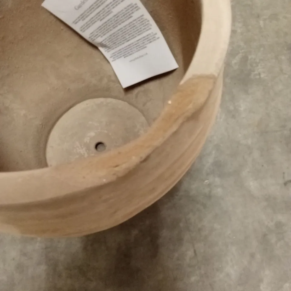 MEDIUM SIZE TERRACOTTA PLANTER