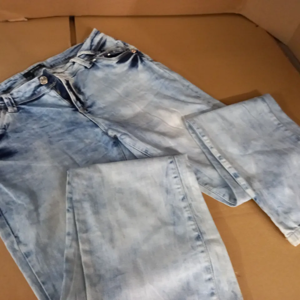 GUCCI IGHT WASH JEANS - 38