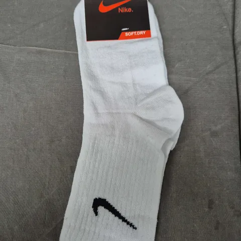 Nike White Socks – UK 7-12 (EU 41-46) – Soft-Dry technology
