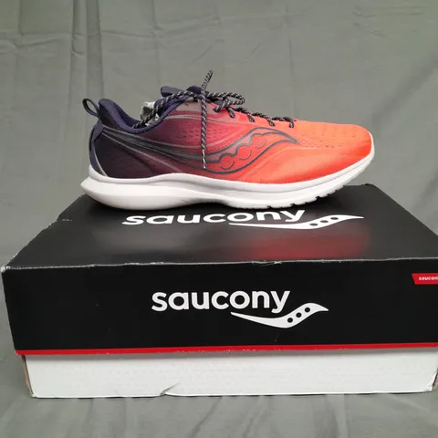 BOXED PAIR OF SAUCONY KINVARA 13 NIGHT-LITE 10.5 UK
