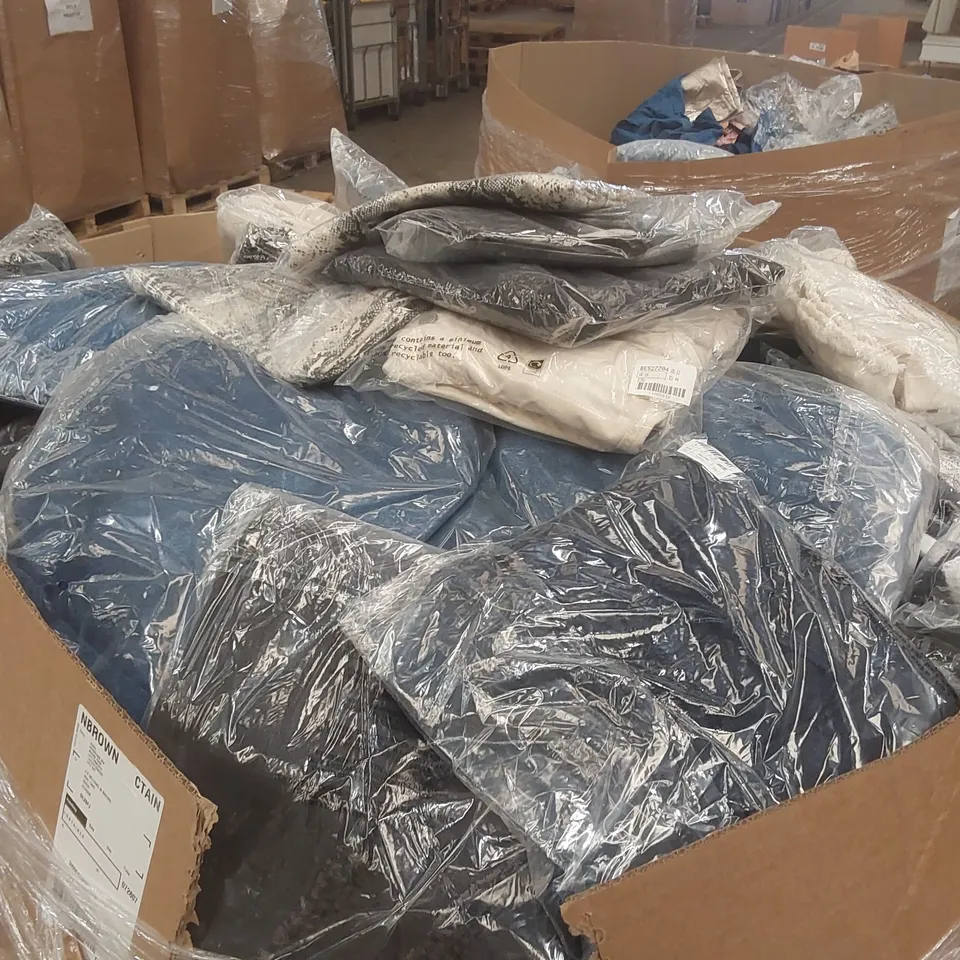 PALLET CONTAINING APPROXIMATELY 490x BRAND NEW ASSORTED DESIGNER CLOTHING ITEMS