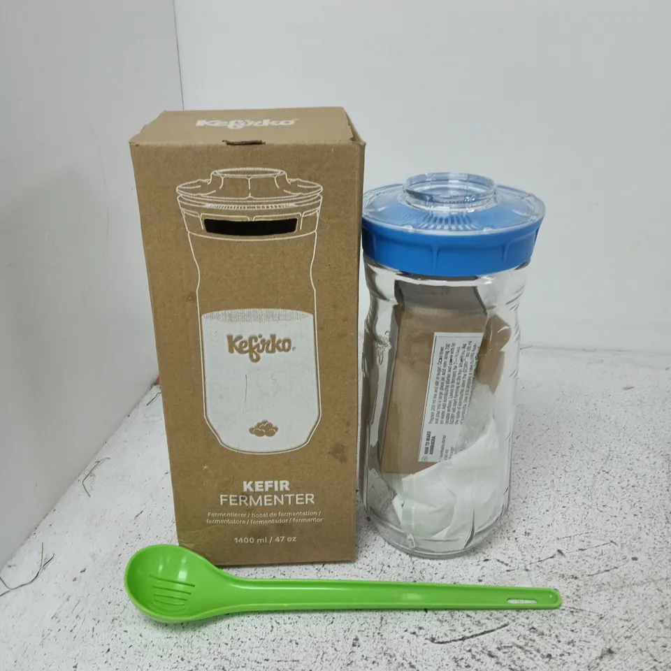 BOXED KEFIR FERMENTER KIT WITH JAR, BLUE LID AND GREEN SCOOP
