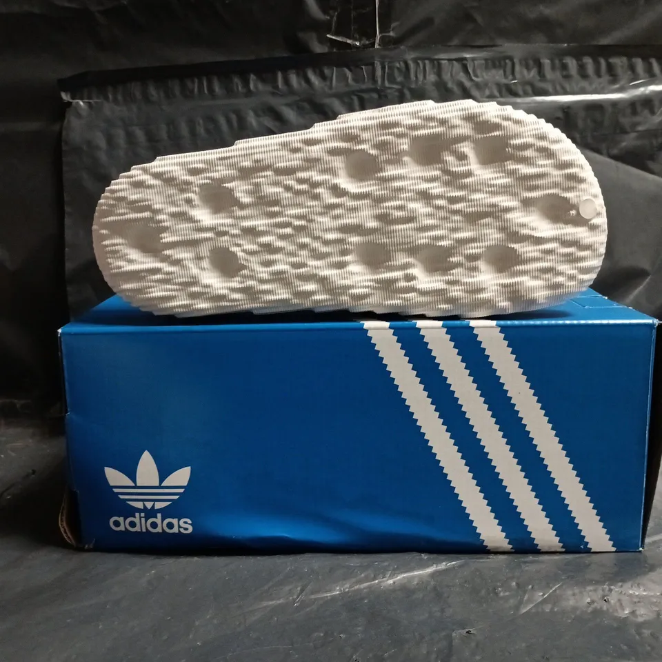 BOXED PAIR OF ADIDAS ADILETTE 22 SLIDES IN WHITE SIZE UK 5