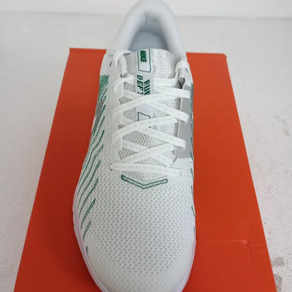 NIKE RUN DEFY SIZE 6.5