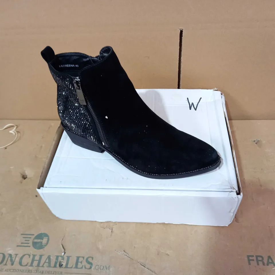 BOXED PAIR OF MODA IN PELLE- SIZE 40