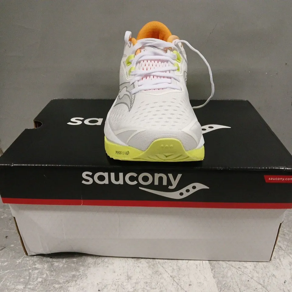 BOXED PAIR OF SAUCONY WOMEN'S ENDORPHIN SPEED 4 TRAINERS IN WHITE/HIGHLIGHTER/ORANGE SIZE UK 6.5
