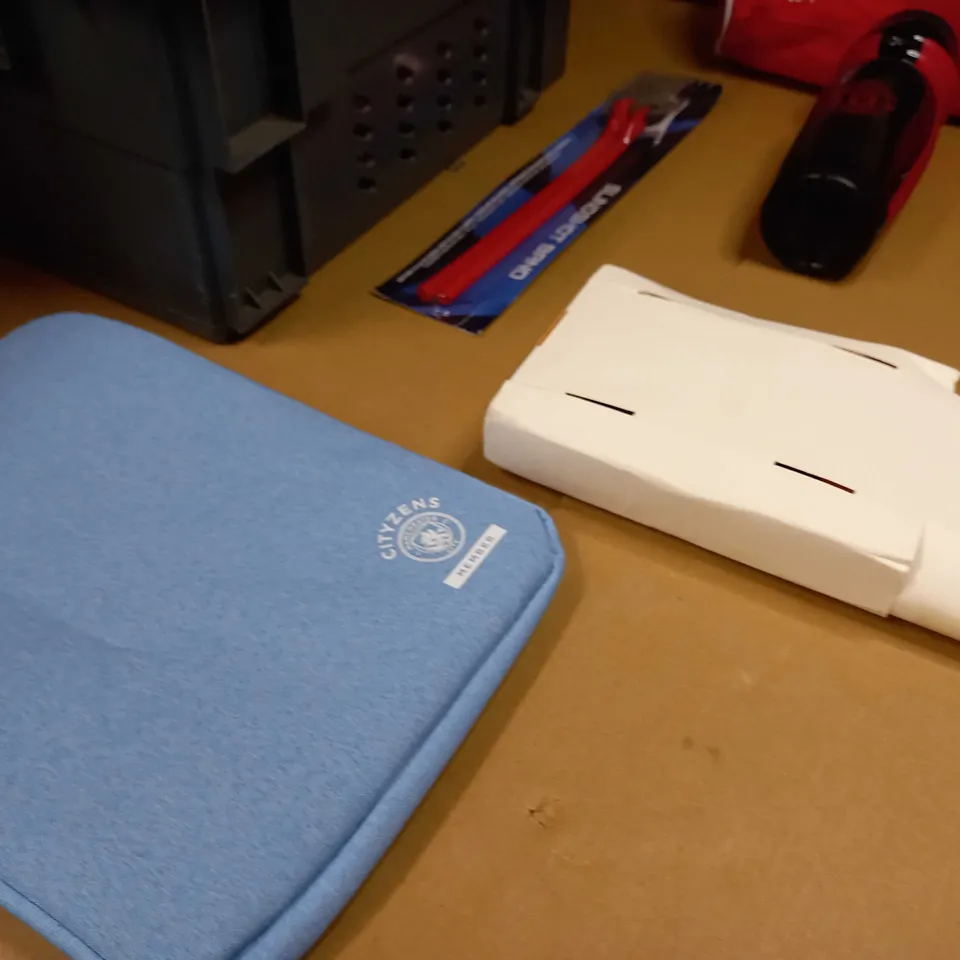 LOT OF APPROX 6 ASSORTED HOUSEHOLD/GIFT RELATED ITEMS TO INCLUDE: SLING SHOT, HIP FLASK, BELKIN SLIDELOCK  PROTECT