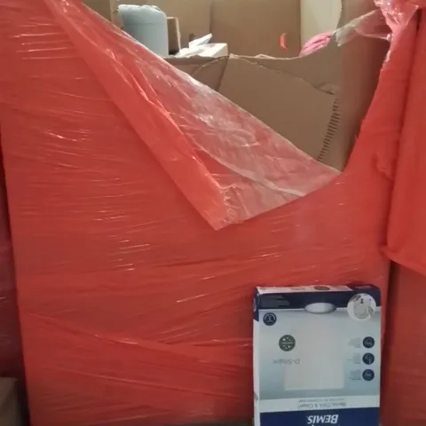 PALLET OF ASSORTED HOUSEHOLD GOODS AND PRODUCTS TO INCLUDE;CAT LITTER TRAY,TOILET SEAT,STEAM CLEANER