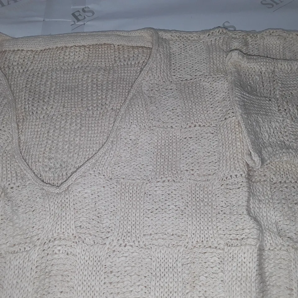LOT OF APPROXIMATELY 15 V-NECK KNIT JUMPERS - SIZE UNSPECIFIED 