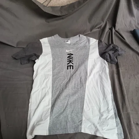 NIKE MEN'S COLOURBLOCK T-SHIRT – GREY WITH WHITE PANELS, SIZE M