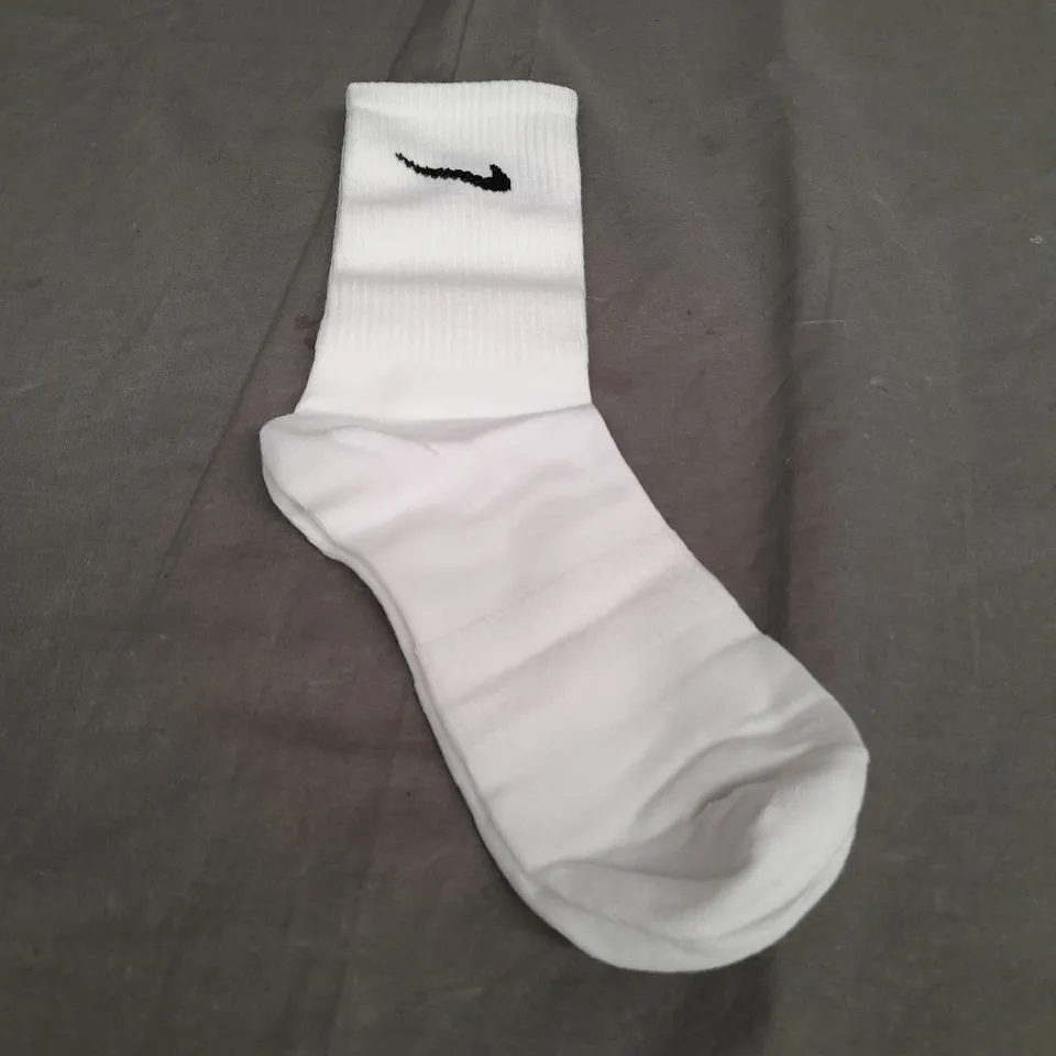BOXED NIKE JUST DO IT WHITE SOCKS - SIZE UNSPECIFIED 