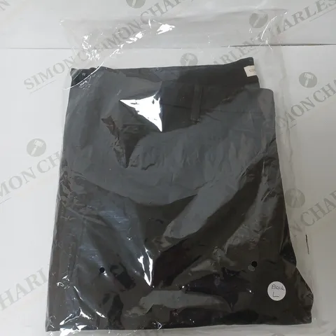 SEALED SET OF 6 BRAND NEW CORPORATIVE STYLE BLACK CHINOS - LARGE