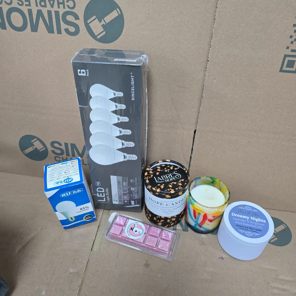 APPROXIMATELY 12 ASSORTED HOUSEHOLD ITEMS TO INCLUDE BULBS, SCENTED CANDLES, WAX MELT, ETC - COLLECTION ONLY