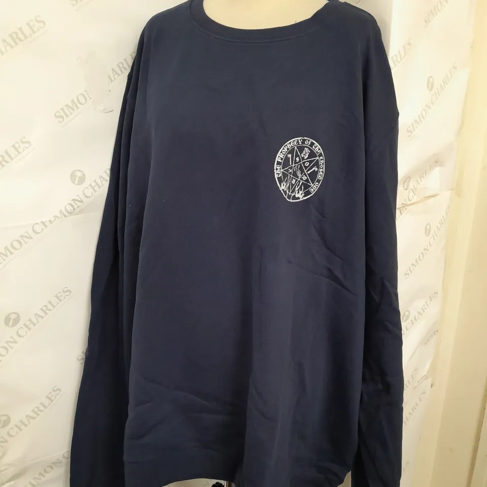 THE SORRY BOYS PRINTED CREW PULLOVER IN NAVY SIE 4XL