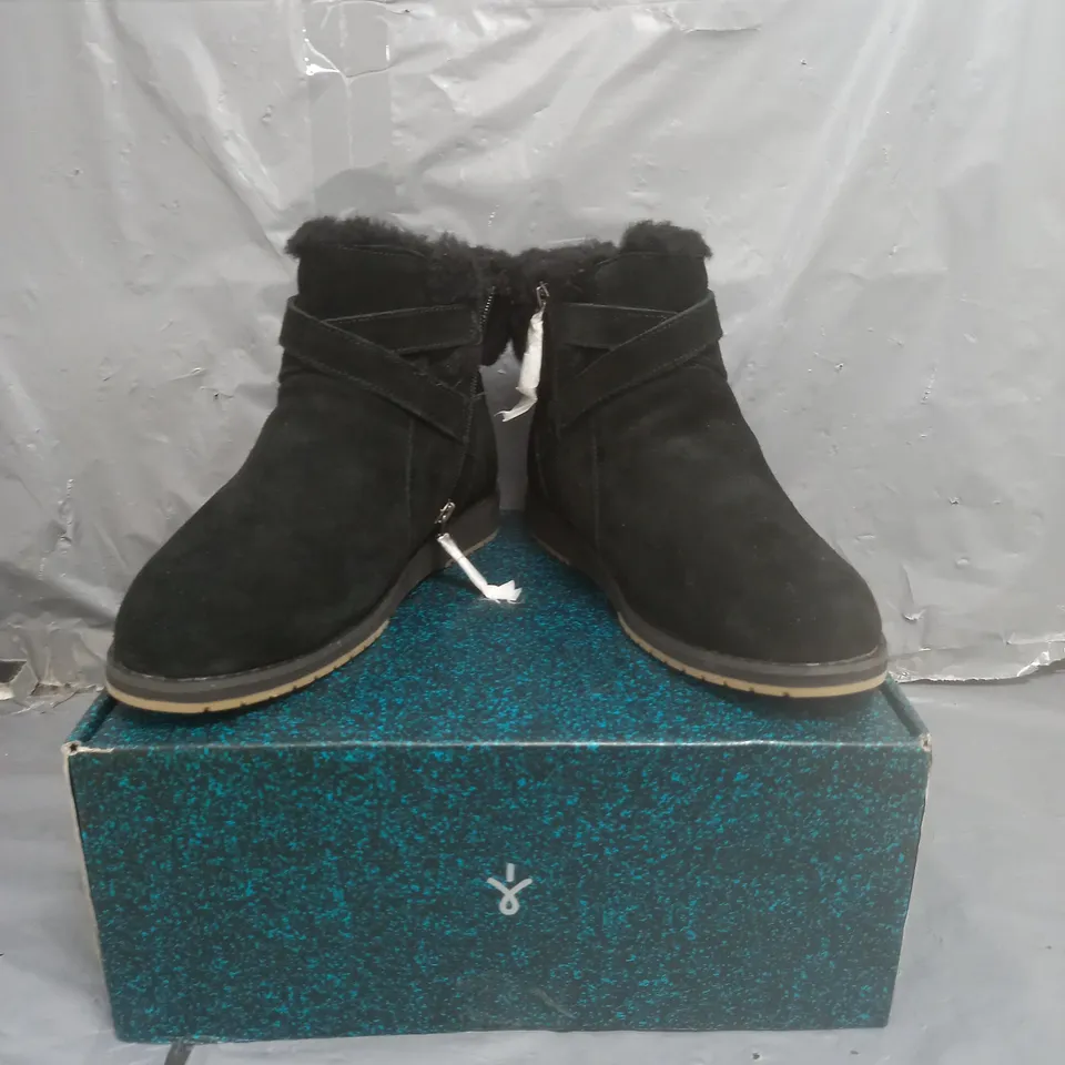 EMU AUSTRALIA MERAK WATER RESISTANT SUEDE BOOTS BLACK SIZE 7