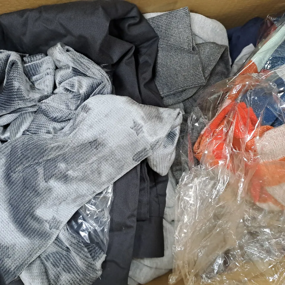 APPROXIMATELY 20 ASSORTED PRIMARK CLOTHING ITEMS TO INCLUDE SWEATER IN SIZE MEDIUM, TOP IN SIZE MEDIUM, T-SHIRT IN SIZE 2XL 