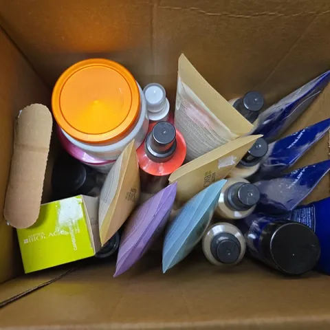 APPROXIMATELY 20 ASSORTED HEALTH & BEAUTY PRODUCTS TO INCLUDE BIOLAGE SUN REPAIR TREATMENT, MATRIX HELLO BLONDIE ILLUMINTAOR, BIOLAGE CARBONIZNG POWDER, ETC