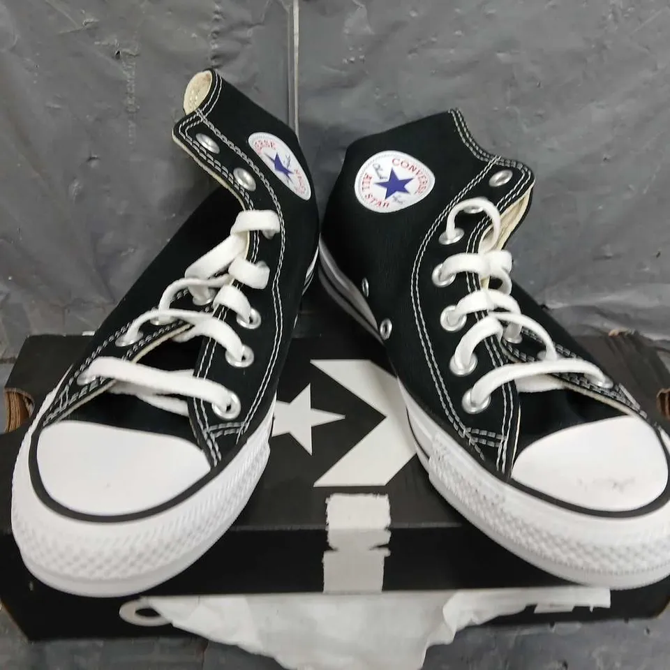 BOXED CONVERSE TRAINERS IN BLACK/WHITE - UK 4