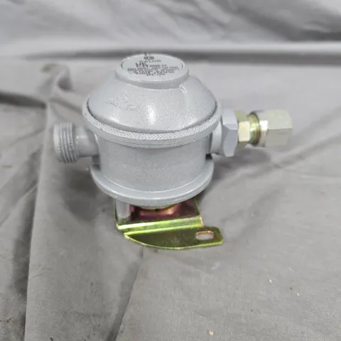 Gas pressure regulator valve with mounting bracket 