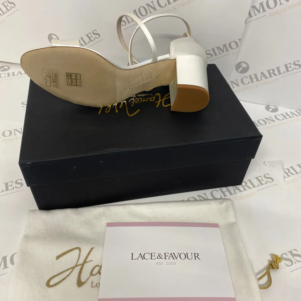 BOXED PAIR OF HARRIET WILDE WHITE HEELS SIZE 6