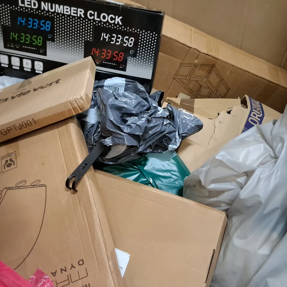 PALLET OF ASSORTED HOUSEHOLD ITEMS TO INCLUDE FOLDING PET CRATE,  TOILET SEAT AND DOOR MAT