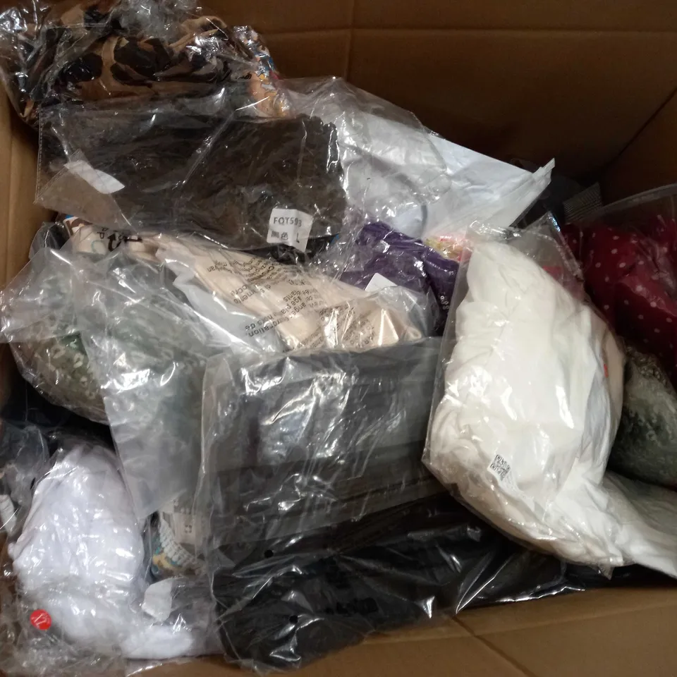 LOT OF APPROX 25 ASSORTED CLOTHING ITEMS VARYING IN SIZE/COLOUR/STYLE TO INCLUDE: TROUSERS, TOPS, DRESSES