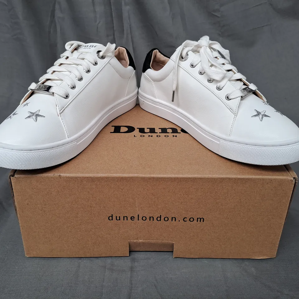 BOXED PAIR OF DUNE LONDON 081 ECLIPTIC SHOES IN WHITE/BLACK W. SILVER STAR PATTERN UK SIZE 5