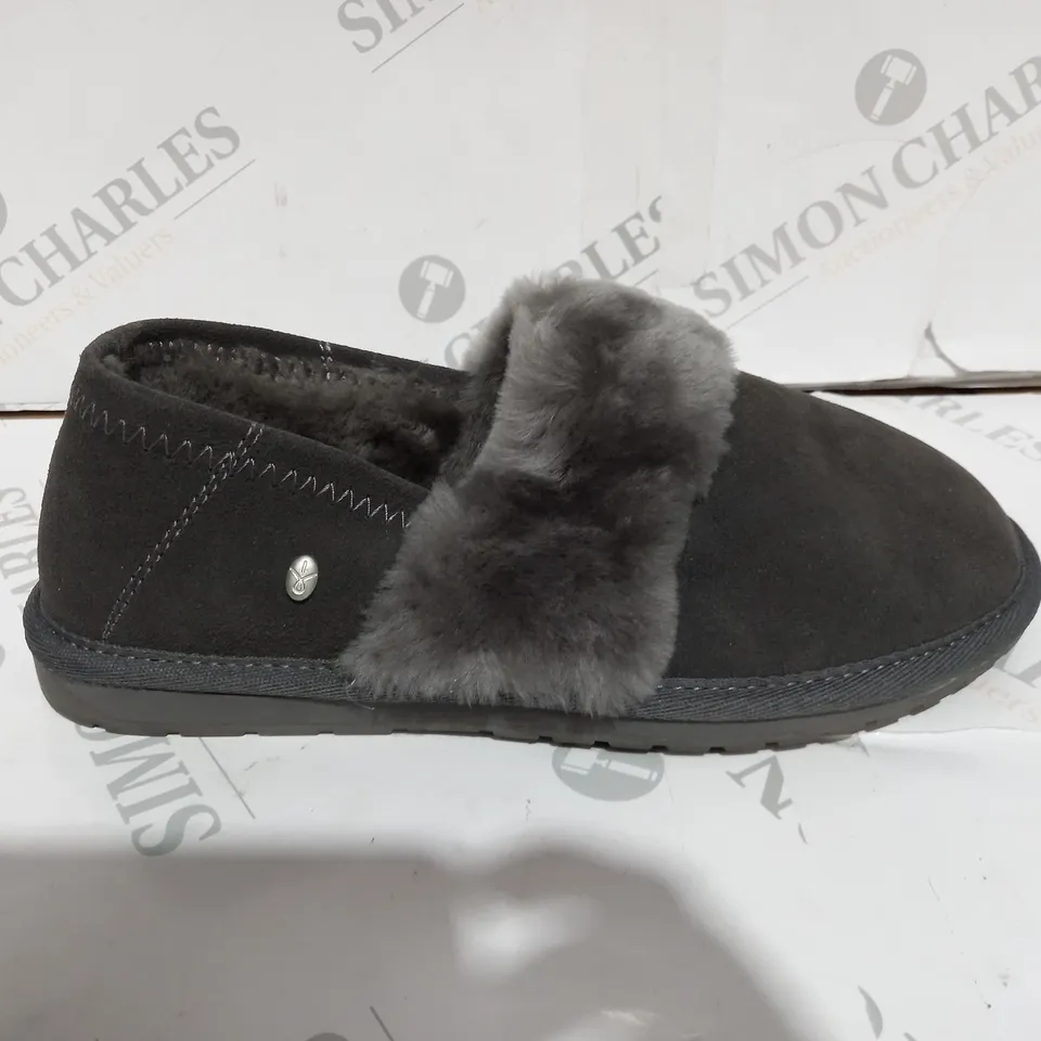 EMU AUSTRALIA CHARCOAL GREY SLIPPERS - SIZE 4