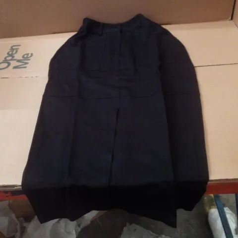BOX CONTAINING APPROXIMATELY 10 BRAND NEW JD WILLIAMS BLACK PONTE COLUMN SKIRTS - SIZE 8