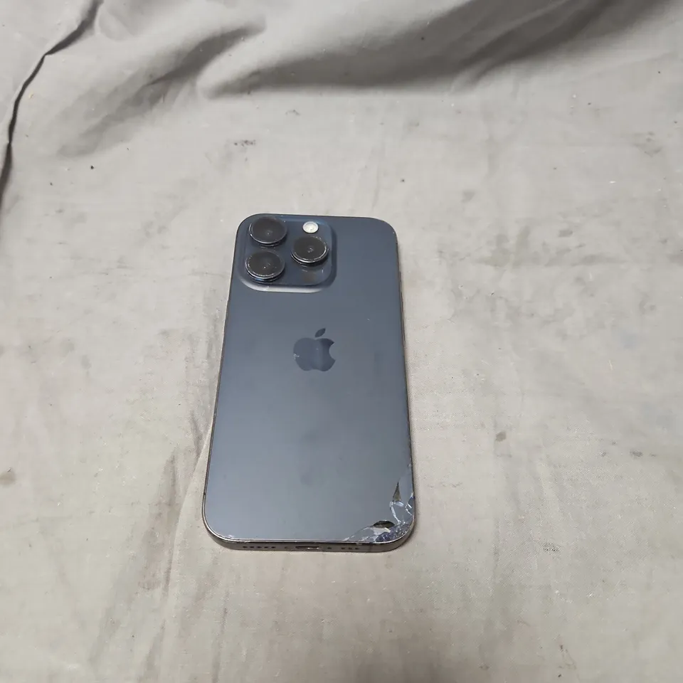 APPLE IPHONE SMARTPHONE IN NAVY – CRACKED REAR CORNER
