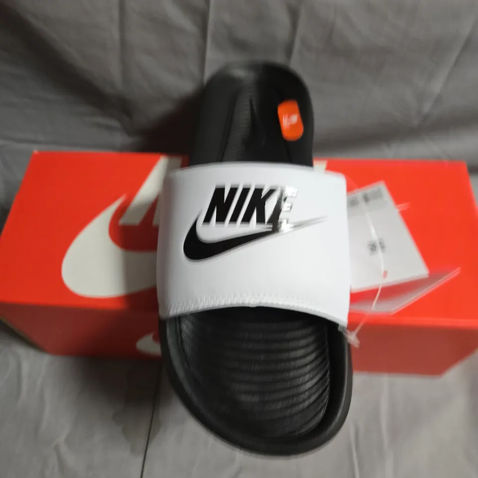 BOXED NIKE VICTORI ONE SLIDERS - UK SIZE 7