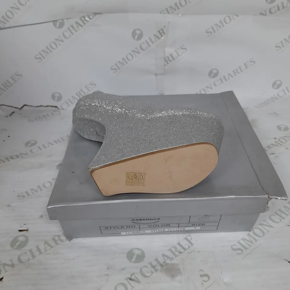 BOXED PAIR OF CASANDRA PLATFORM STRAP SHOE IN SILVER GLITTER SIZE 5