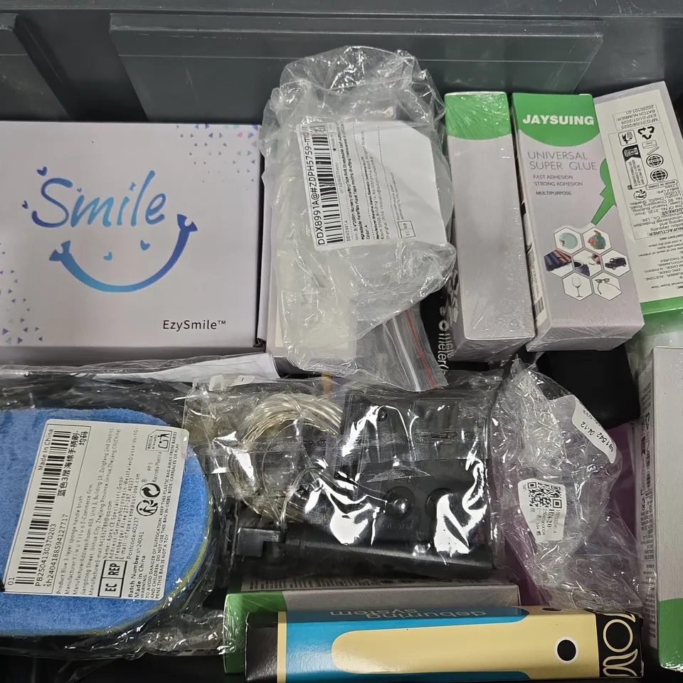 APPROXIMATELY 18 ASSORTED HOUSEHOLD ITEMS TO INCLUDE EZYSMILE DENTURES, UNIVESAL SUPER GLUE, TDS METER, ETC