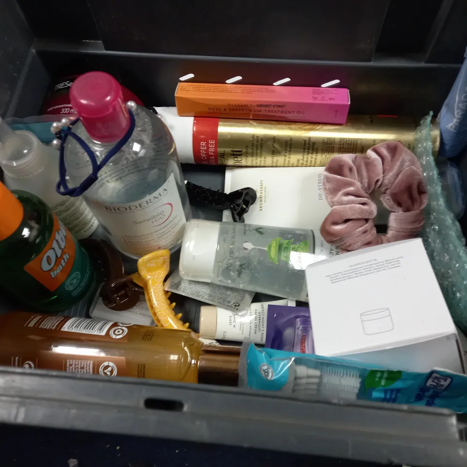 LOT OF ASSORTED HEALTH AND BEAUTY ITEMS APPROX. 30 ITEMS 