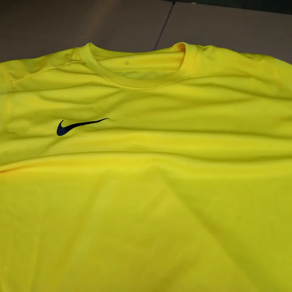 NIKE DRI-FIT SLIM SHORT SLEEVE TOP IN YELLOW - XL