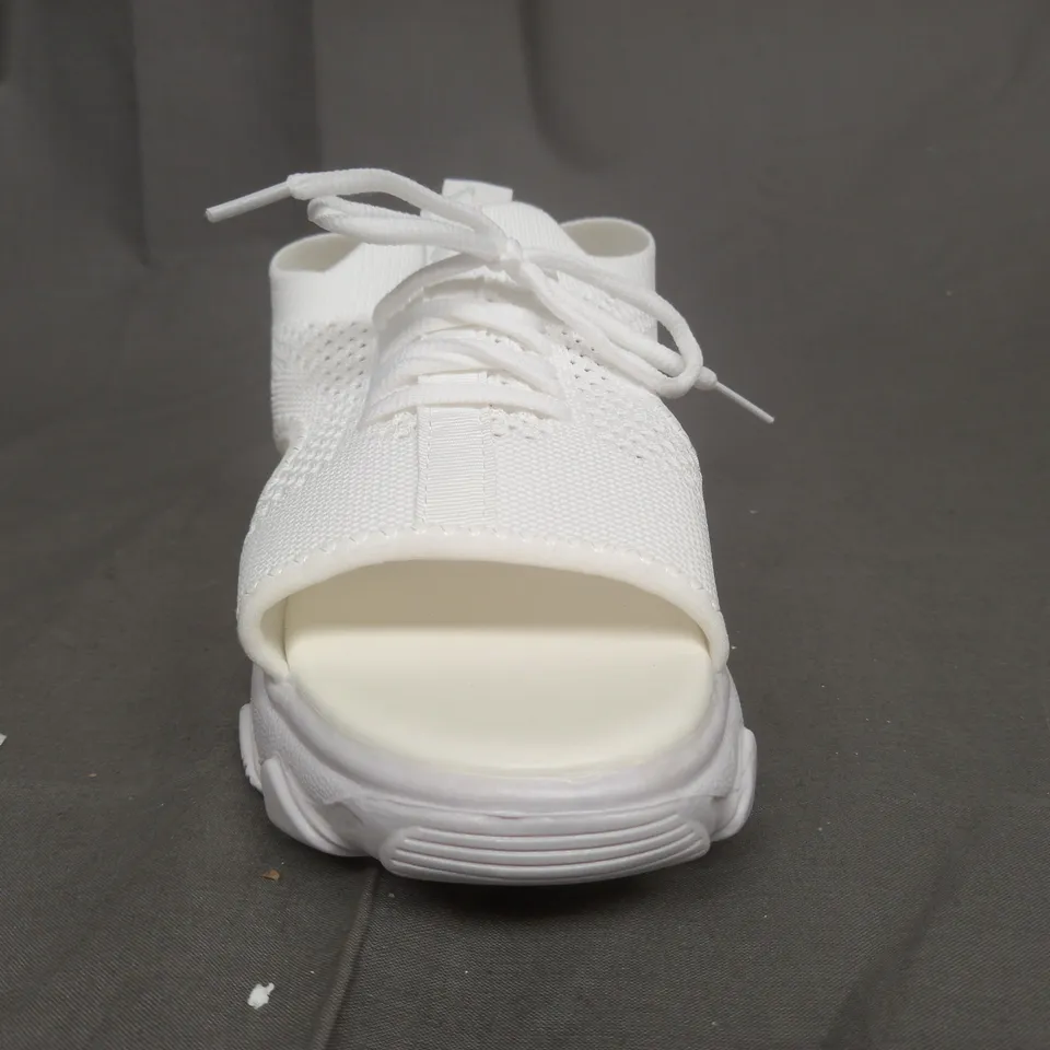 BOXED PAIR OF DESIGNER KNIT EFFECT SANDALS IN WHITE EU SIZE 41